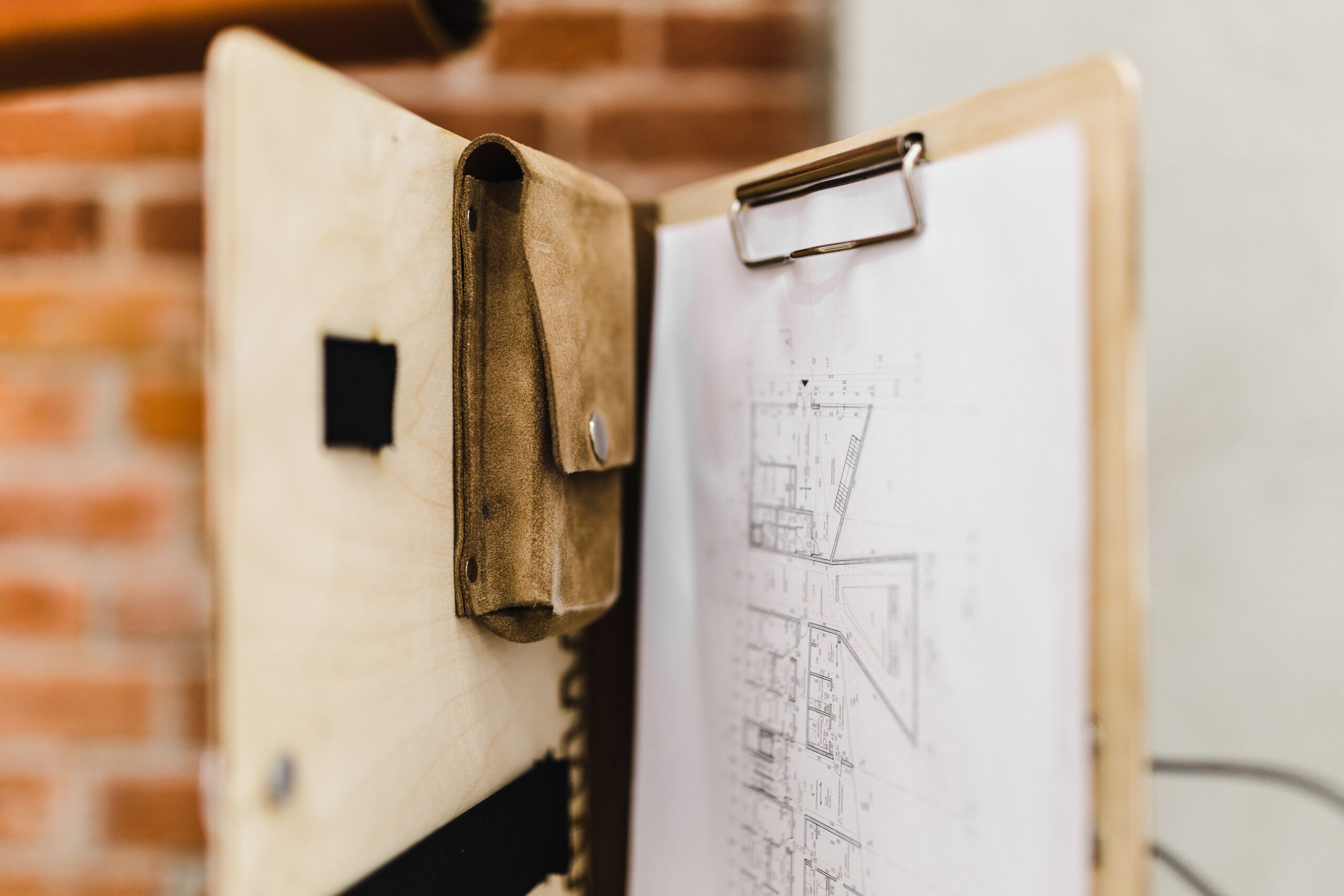 kaboompics_architecture-plans-in-an-elegant-leather-bag-4718